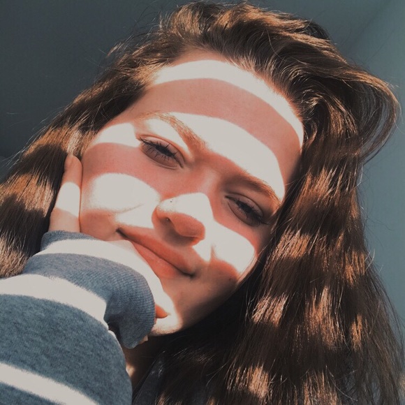 Meet your Posher, Hailey - Picture 3 of 4